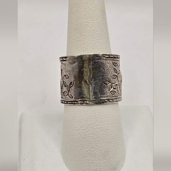 Intricately Carved Sterling Silver Horse Motif Cigar Band Ring - Picture 5 of 7
